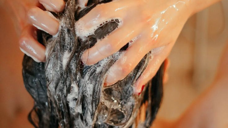 Waarom Reguliere Haarverzorging Je Haar Meer Schade Doet dan Goed